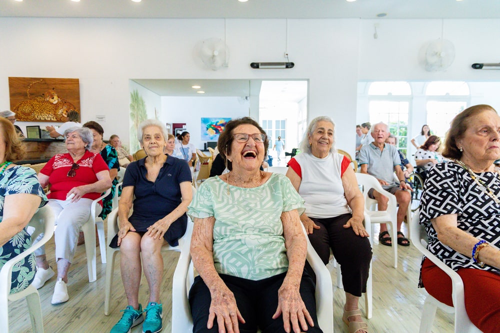 Grupo de idosos participando de gincana