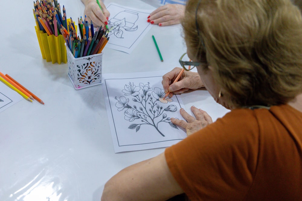 Senhora colorindo flores