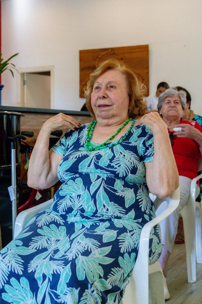 Senhora sorrindo na gincana