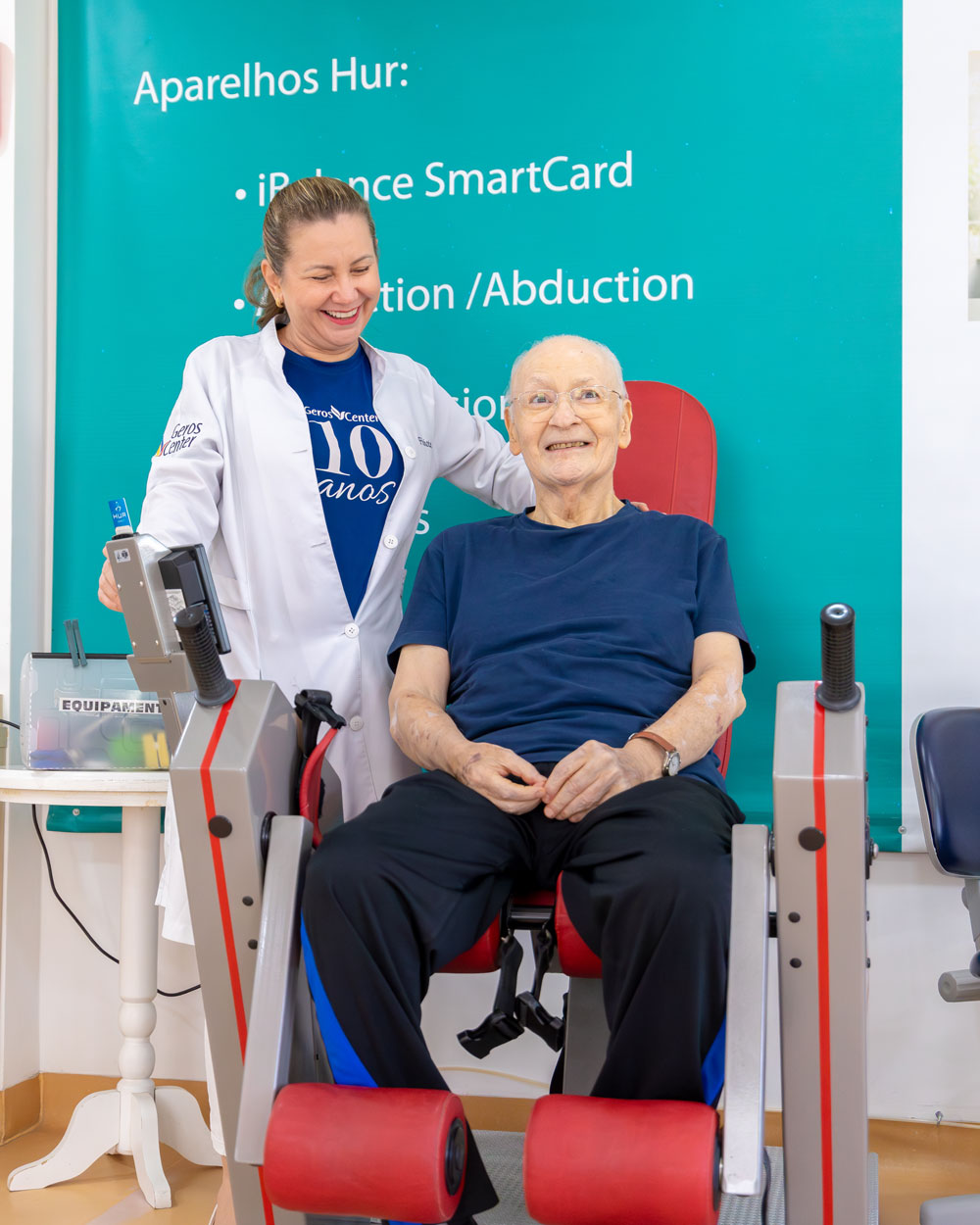 Funcionária ajudando idoso na fisioterapia