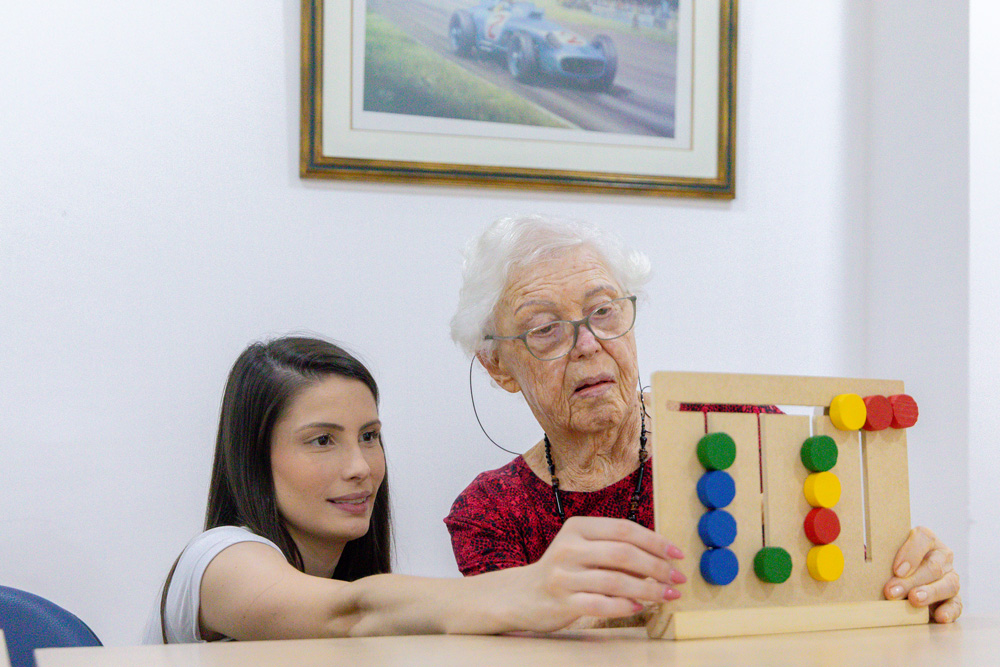 Funcionária e senhora em atividade intelectual