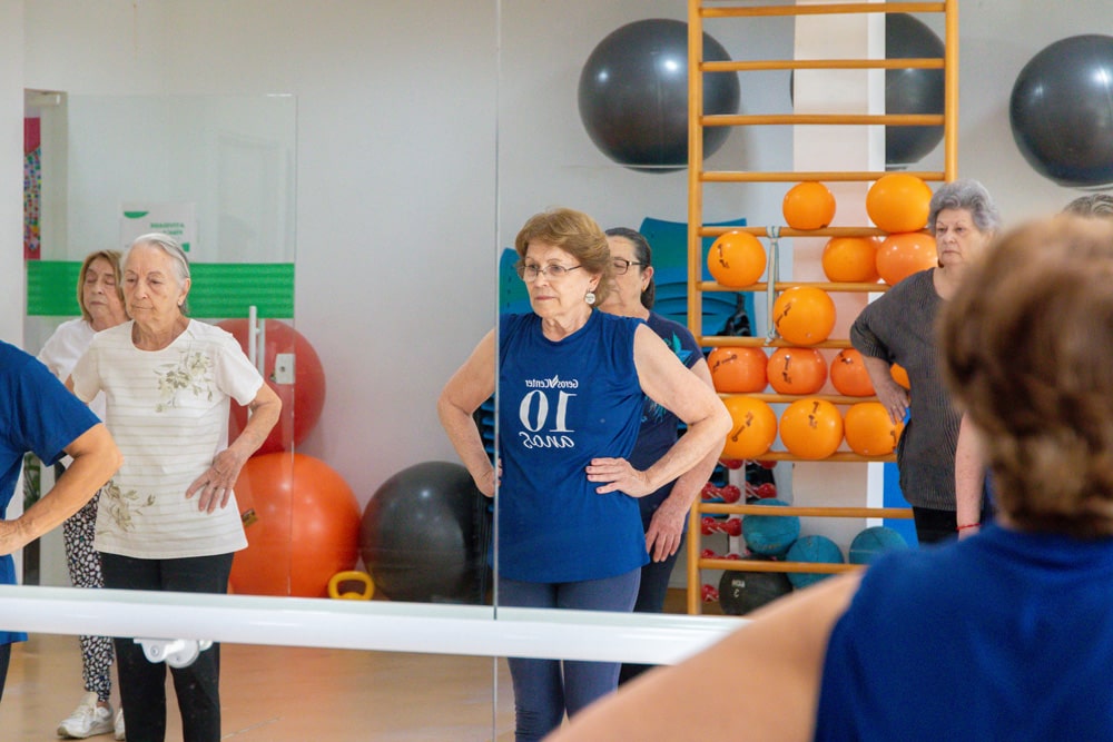 Senhoras vista pelo espelho em treino funcional