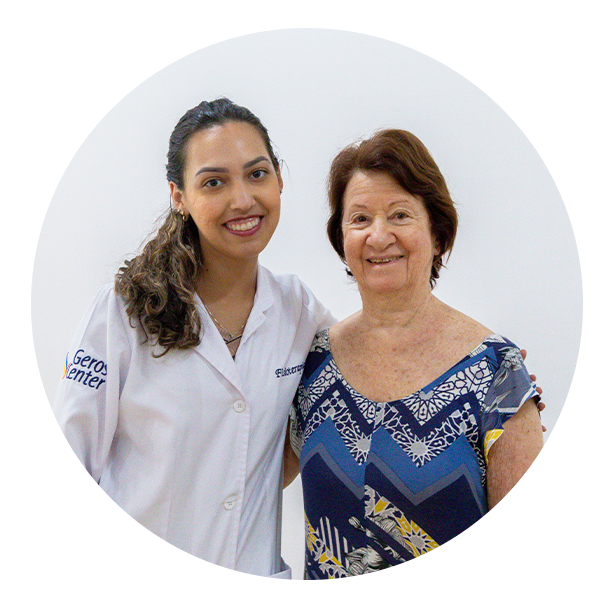 Funcionária do Geros Center e idosa em formato circular branco