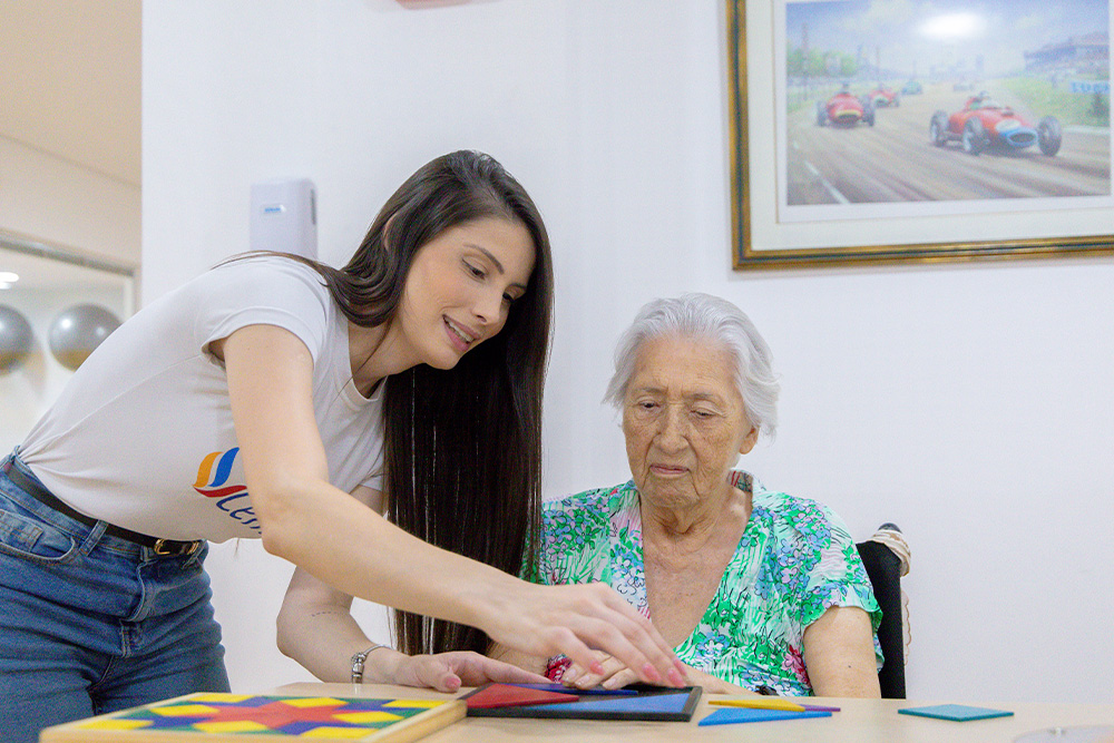 Funcionária orientando atividade para senhora