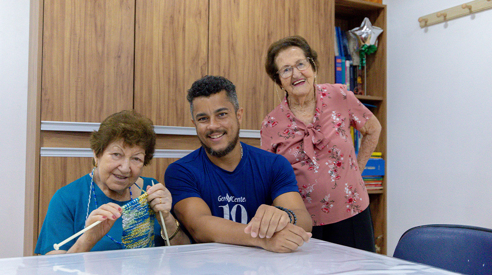 Funcionário com duas senhoras sorridentes